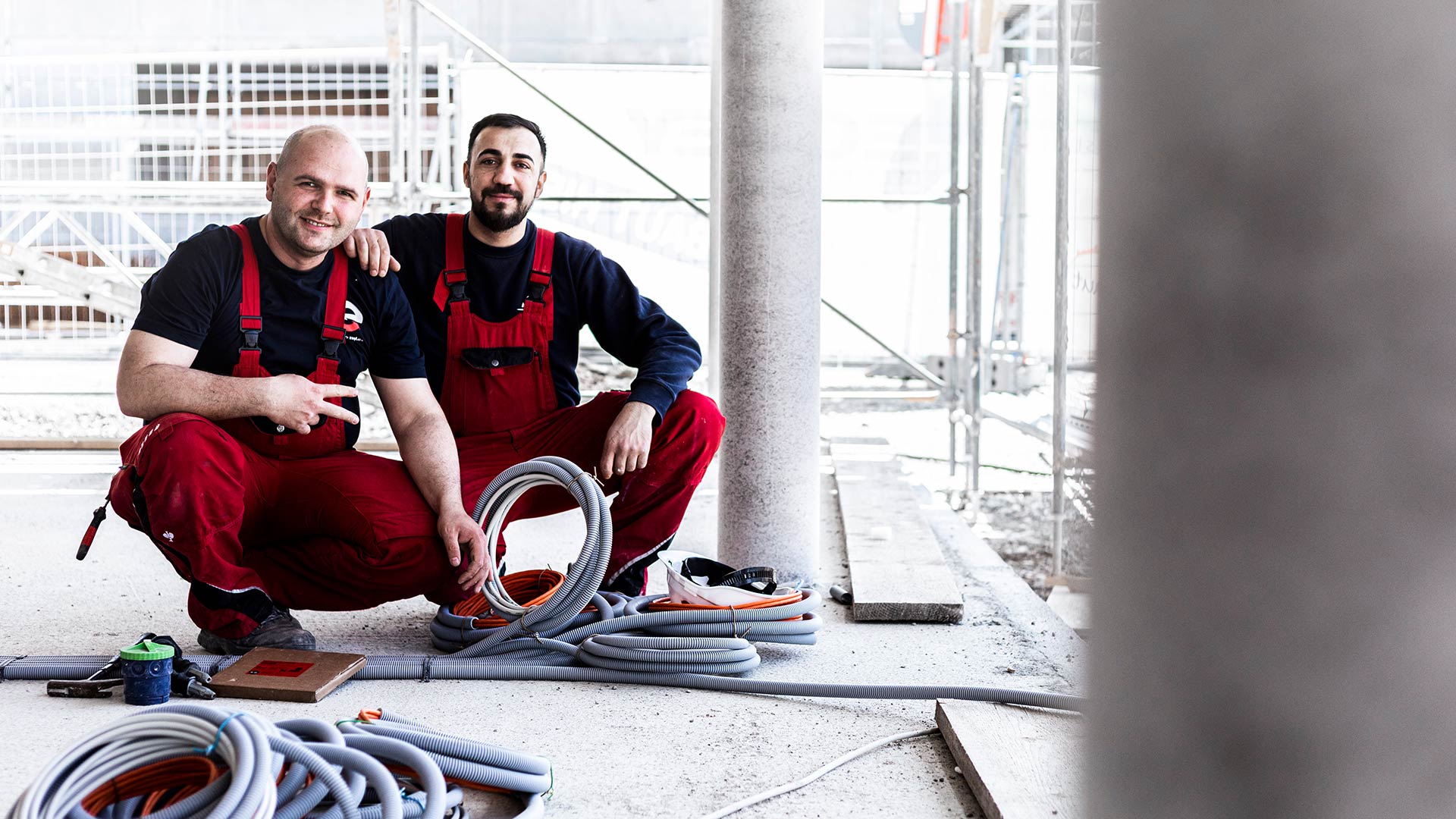 Zwei Elektriker von Elektro Zepf auf einer Baustelle
